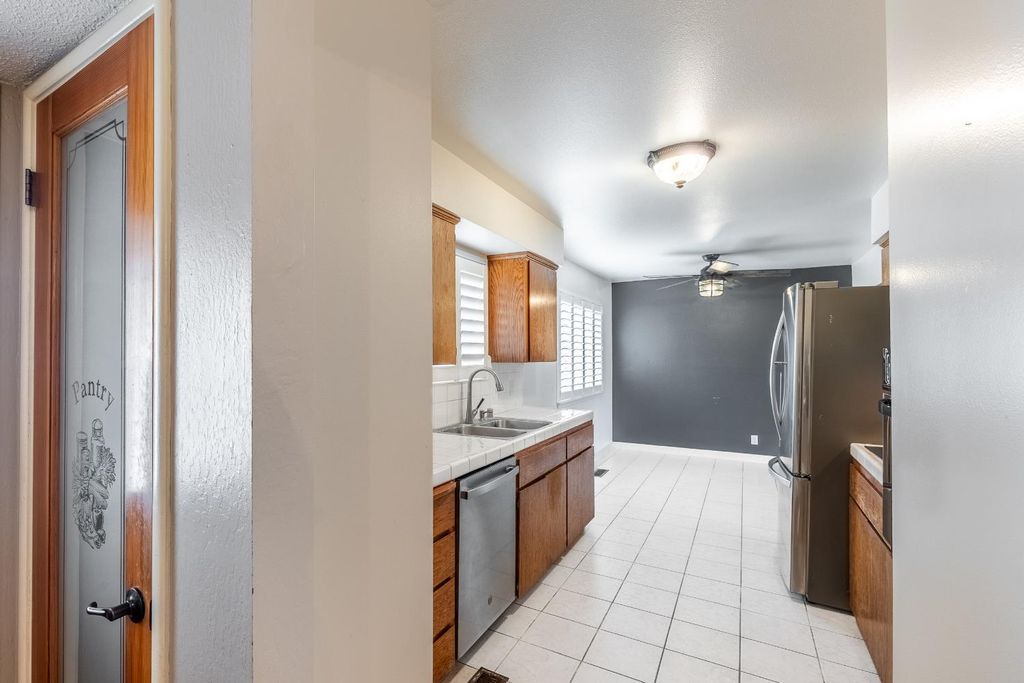 Image 5 of property listing at 61 W Rall, Clovis, CA 93612