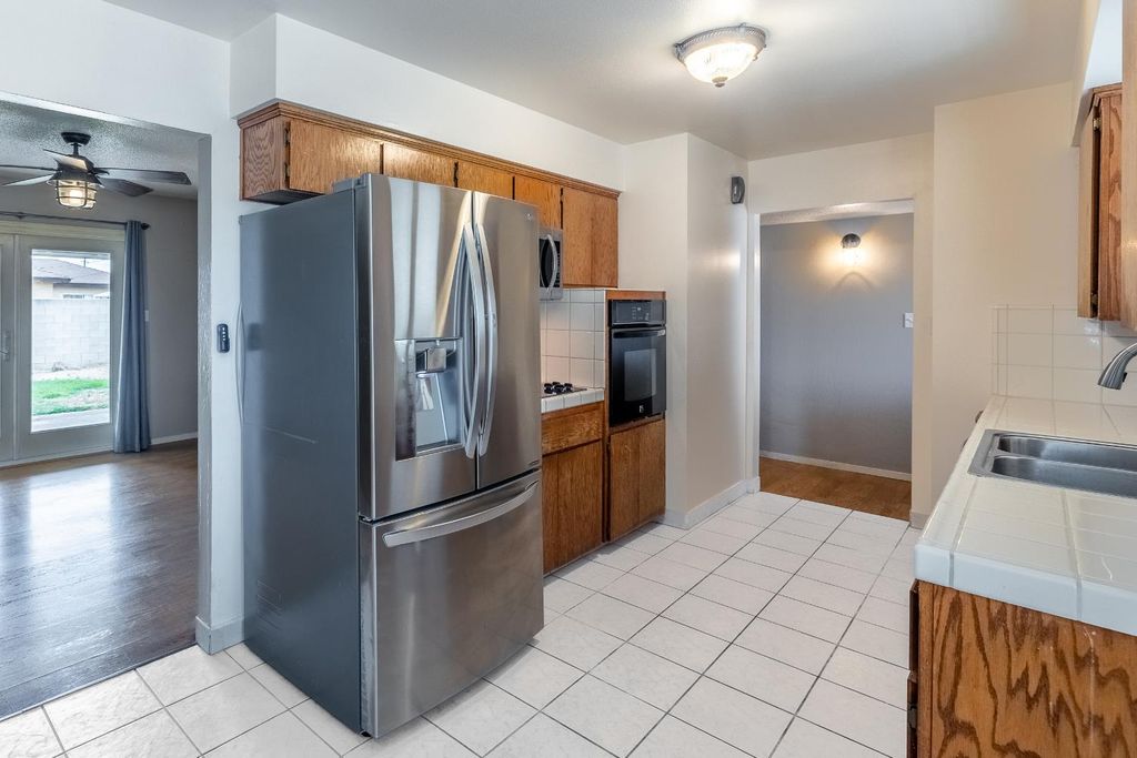 Image 6 of property listing at 61 W Rall, Clovis, CA 93612