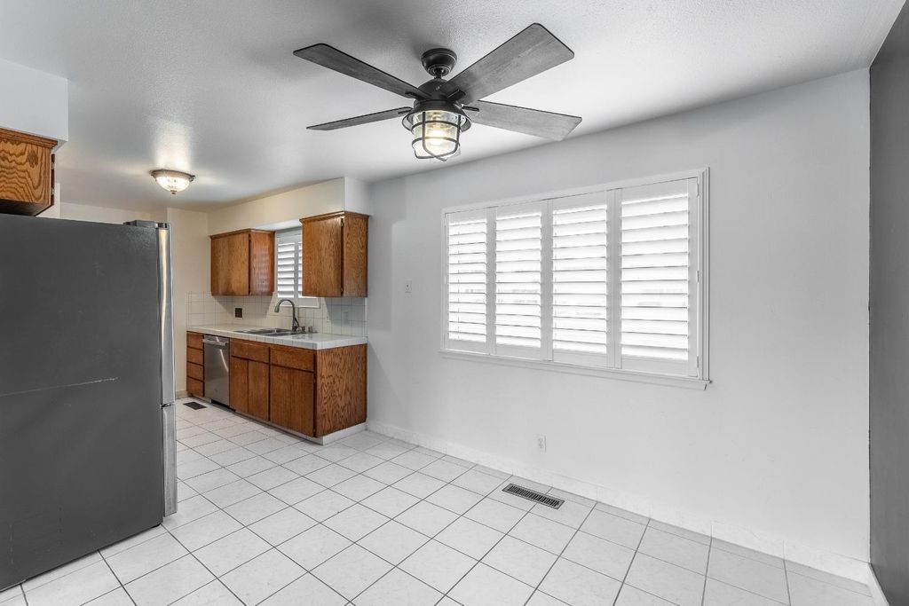 Image 7 of property listing at 61 W Rall, Clovis, CA 93612