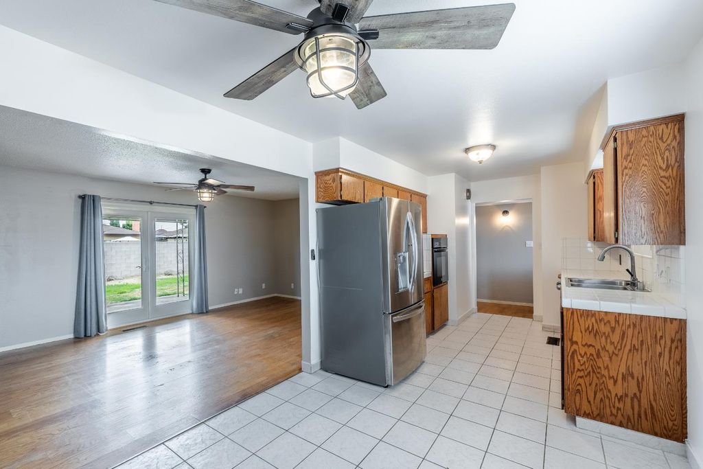 Image 8 of property listing at 61 W Rall, Clovis, CA 93612