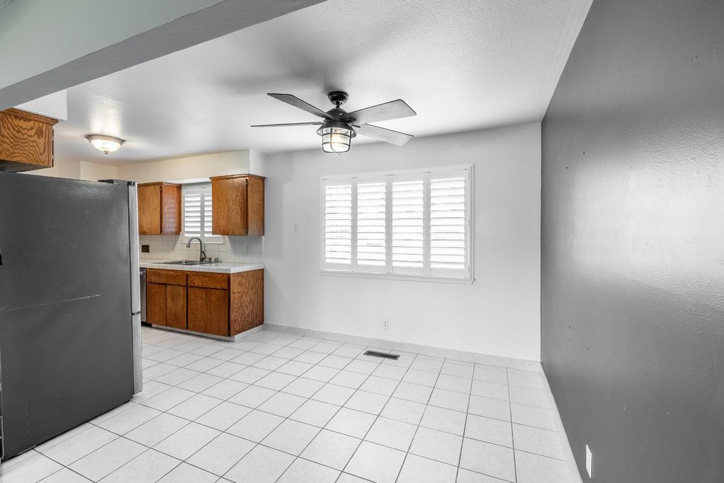 Image 9 of property listing at 61 W Rall, Clovis, CA 93612