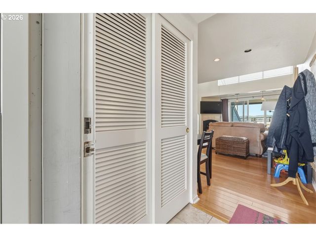 103 N HAYDEN BAY Dr 103, Portland, OR 97217