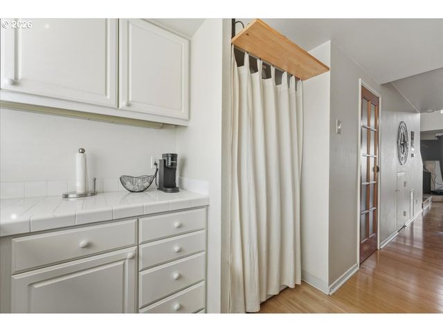 103 N HAYDEN BAY Dr 103, Portland, OR 97217