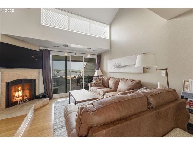 103 N HAYDEN BAY Dr 103, Portland, OR 97217