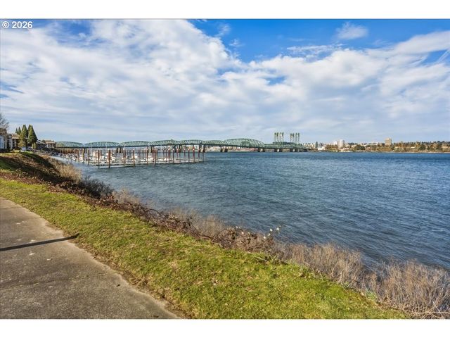 103 N HAYDEN BAY Dr 103, Portland, OR 97217