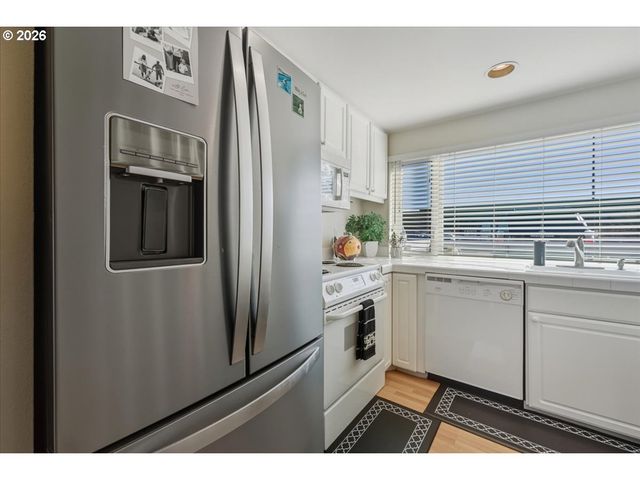 103 N HAYDEN BAY Dr 103, Portland, OR 97217