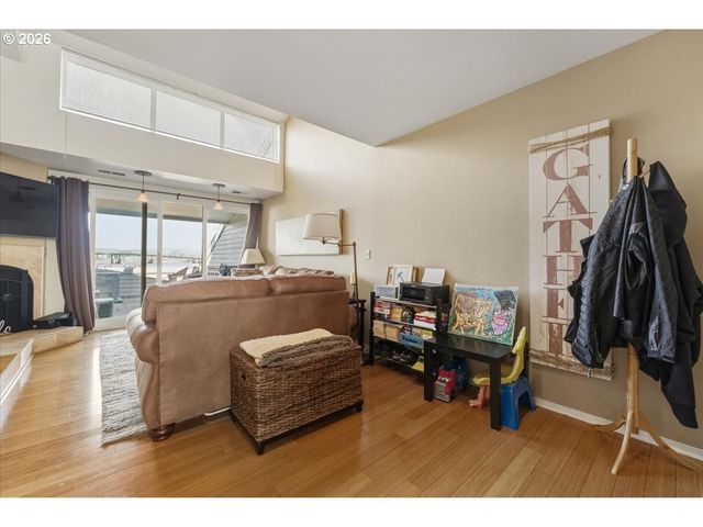 103 N HAYDEN BAY Dr 103, Portland, OR 97217