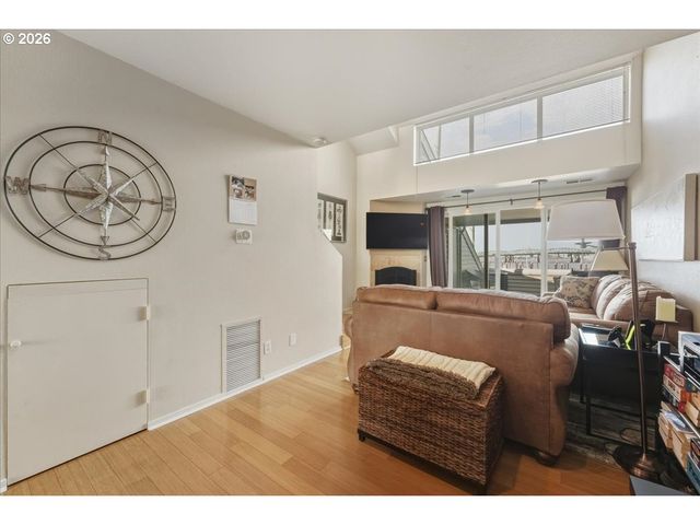 103 N HAYDEN BAY Dr 103, Portland, OR 97217