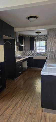 19204 Vanowen, Reseda, CA 91335