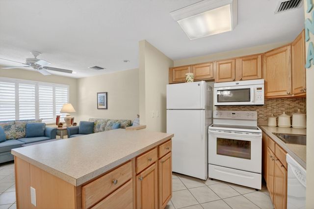 600 Horizon W 207, Boynton Beach, FL 33435