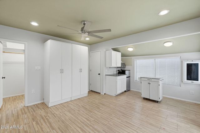 1046 E CLARENDON Avenue, Phoenix, AZ 85014