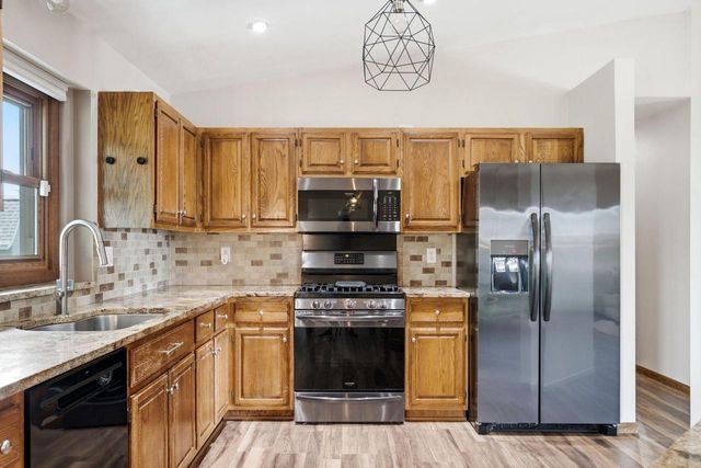 10119 Dunkelow ROAD, Franksville, WI 53126