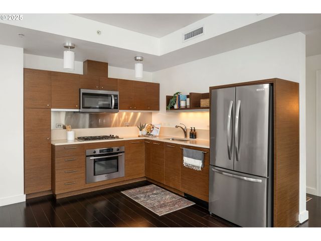 3601 S RIVER Pkwy 800, Portland, OR 97239