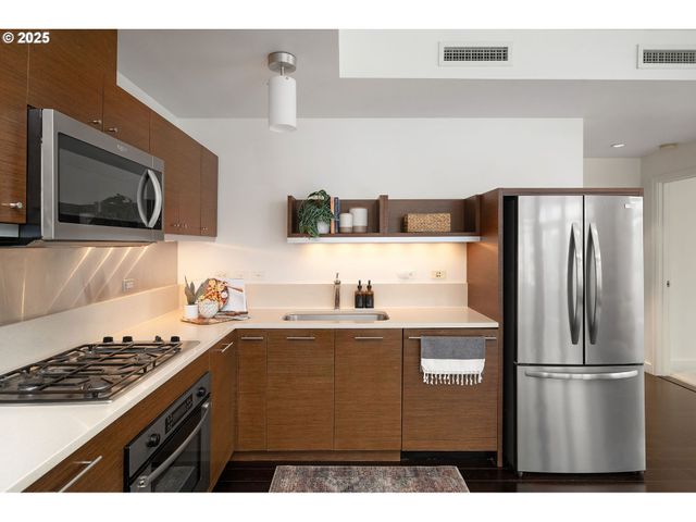 3601 S RIVER Pkwy 800, Portland, OR 97239