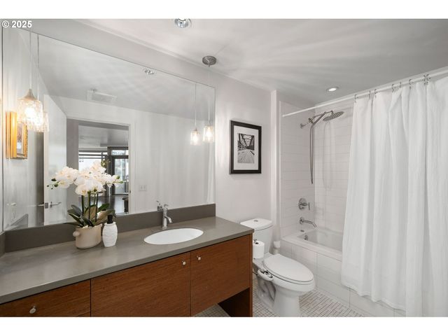 3601 S RIVER Pkwy 800, Portland, OR 97239