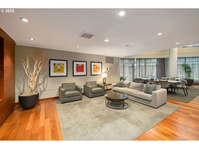 3601 S RIVER Pkwy 800, Portland, OR 97239