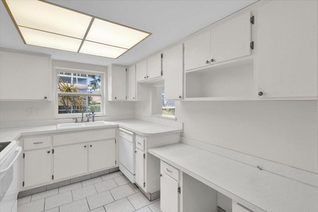 2950 SE Ocean Boulevard 14-1, Stuart, FL 34996