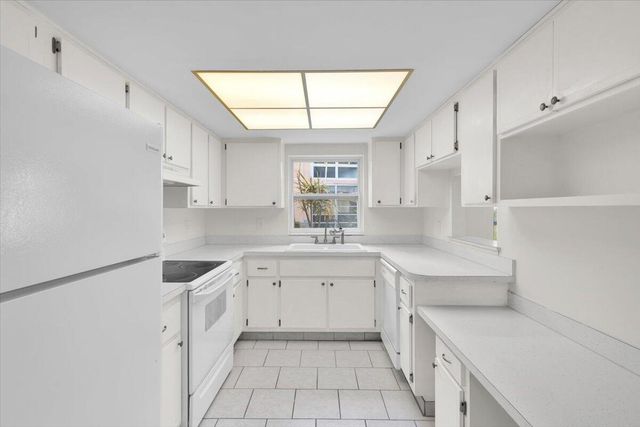 2950 SE Ocean Boulevard 14-1, Stuart, FL 34996