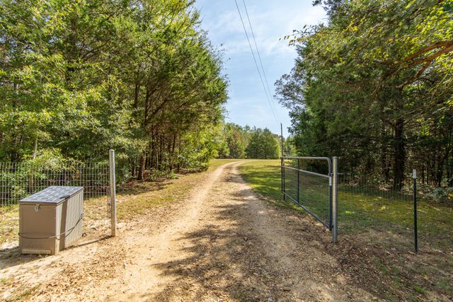 185 Mayfield Ln, Adamsville, TN 38310