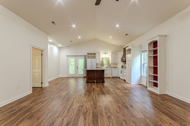 185 Mayfield Ln, Adamsville, TN 38310