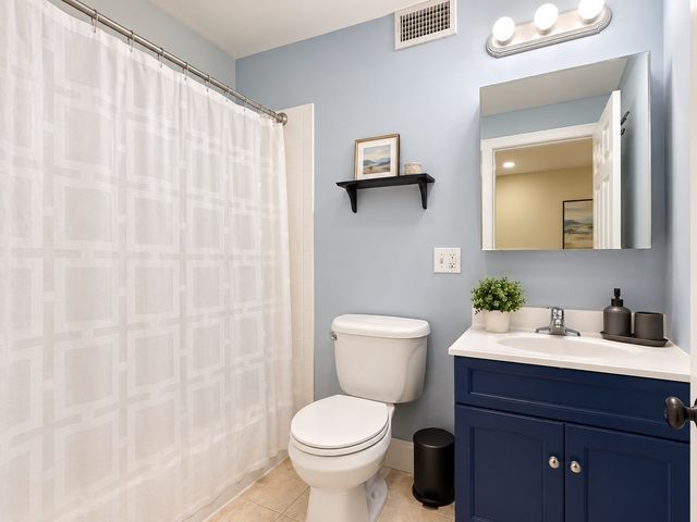 1742 Beacon St 2, Brookline, MA 02445