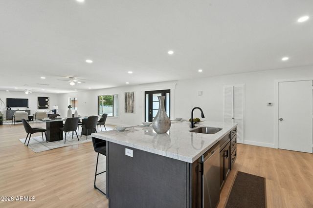 7637 N 7TH Avenue, Phoenix, AZ 85021