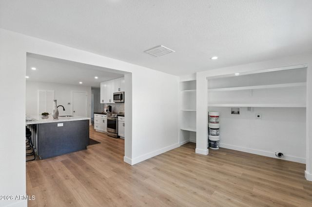 7637 N 7TH Avenue, Phoenix, AZ 85021