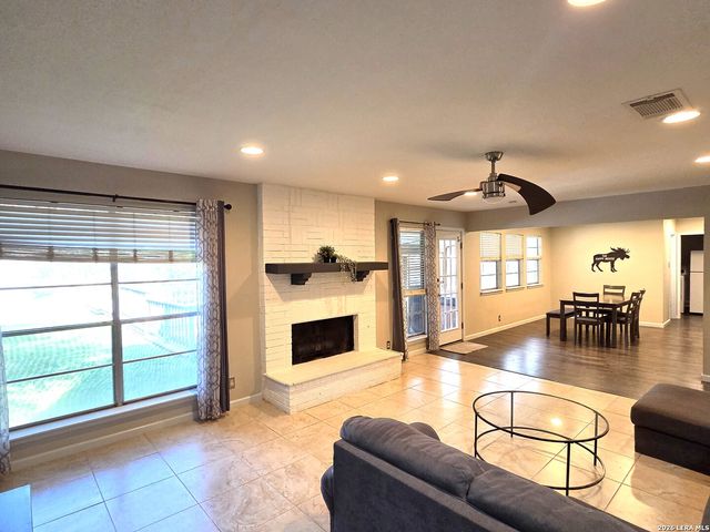 122 WILLOW WISP RD, Universal City, TX 78148