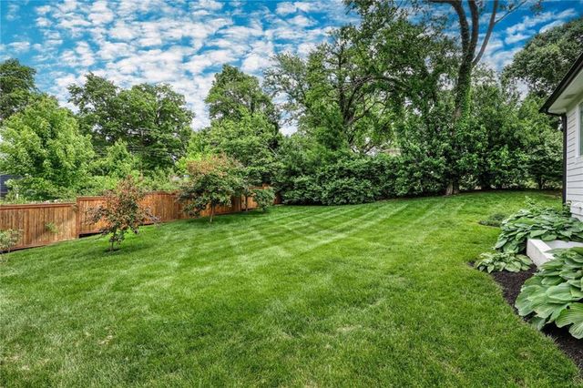 7501 Chadwick Court, Prairie Village, KS 66208