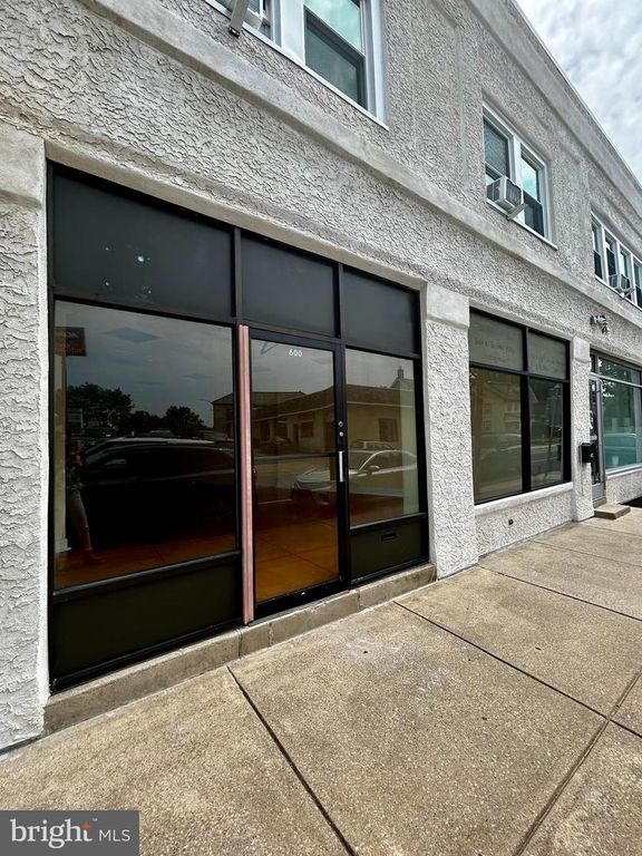 658 W LANCASTER AVE, Bryn Mawr, PA 19010