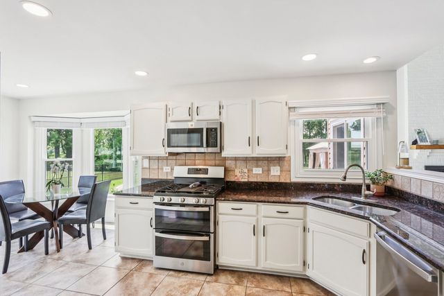 7004 Bennington Drive, Gurnee, IL 60031