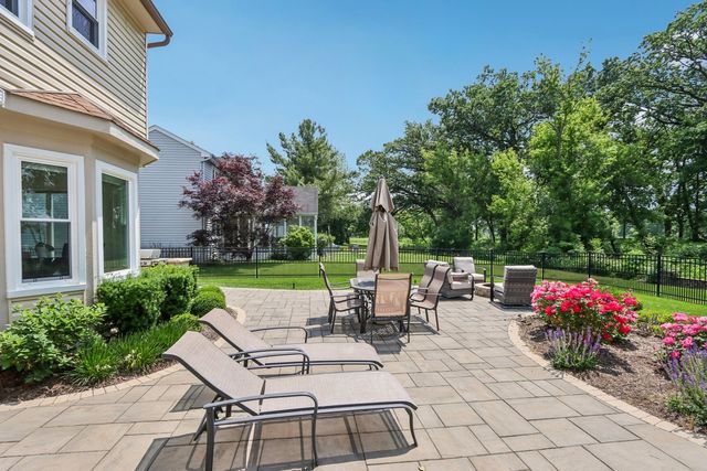 7004 Bennington Drive, Gurnee, IL 60031