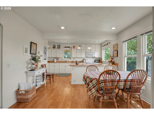 2146 N HOLLY St, Canby, OR 97013