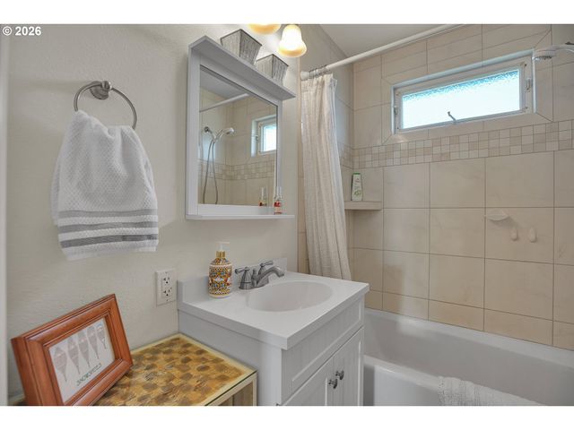 2146 N HOLLY St, Canby, OR 97013