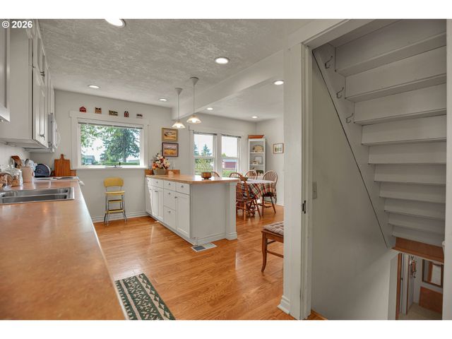 2146 N HOLLY St, Canby, OR 97013