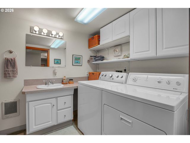 2146 N HOLLY St, Canby, OR 97013