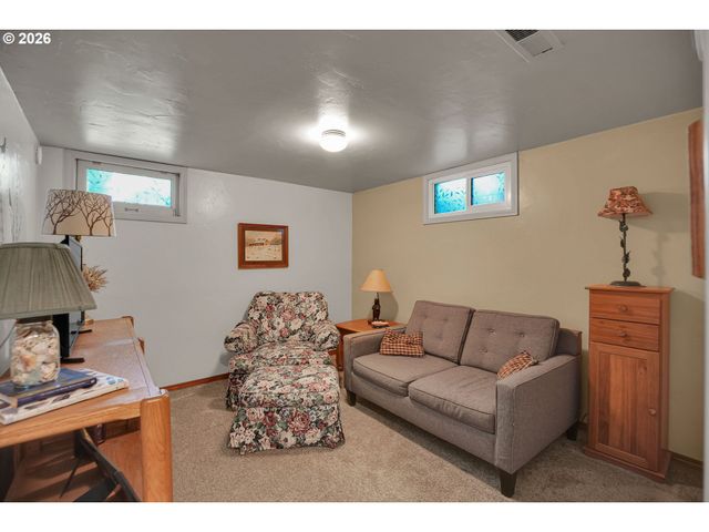 2146 N HOLLY St, Canby, OR 97013