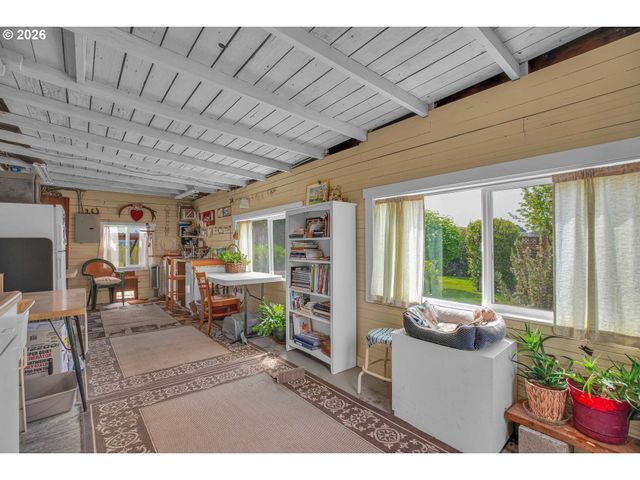 2146 N HOLLY St, Canby, OR 97013