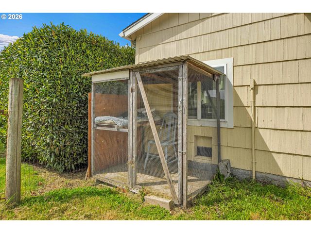 2146 N HOLLY St, Canby, OR 97013