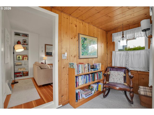 2146 N HOLLY St, Canby, OR 97013