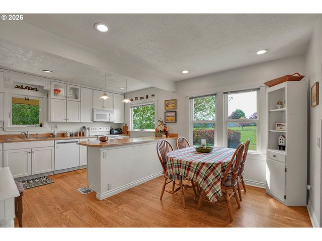 2146 N HOLLY St, Canby, OR 97013