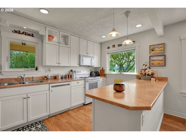 2146 N HOLLY St, Canby, OR 97013