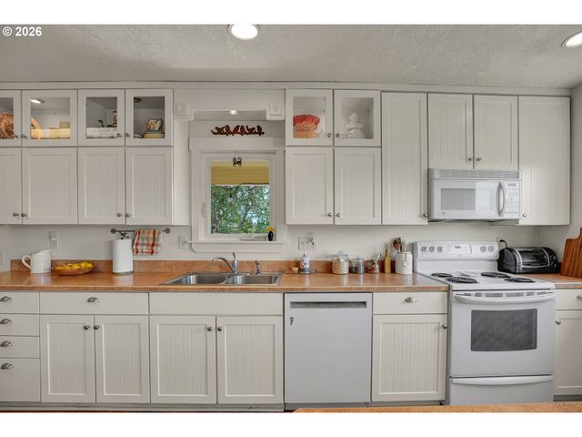 2146 N HOLLY St, Canby, OR 97013