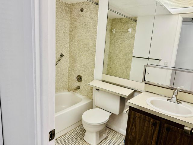 9900 Sunrise Lakes Boulevard 201, Sunrise, FL 33322