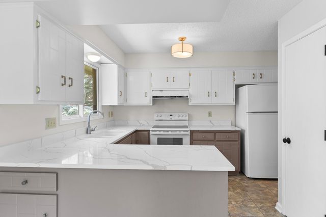 9824 Squire Lane, Eden Prairie, MN 55347