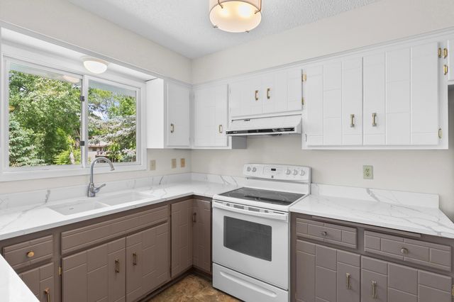 9824 Squire Lane, Eden Prairie, MN 55347