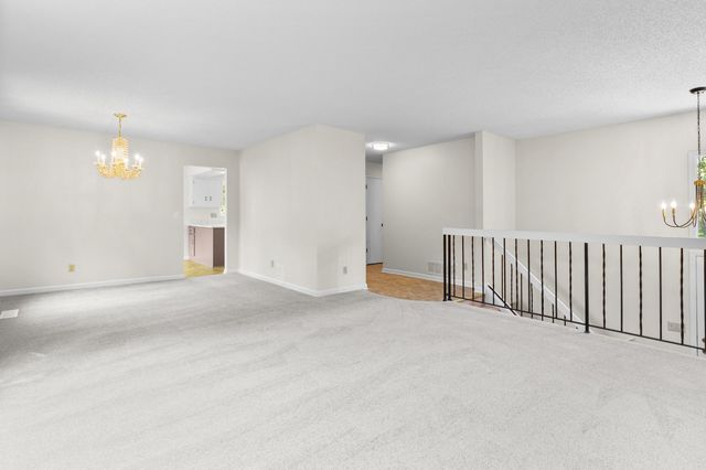 9824 Squire Lane, Eden Prairie, MN 55347