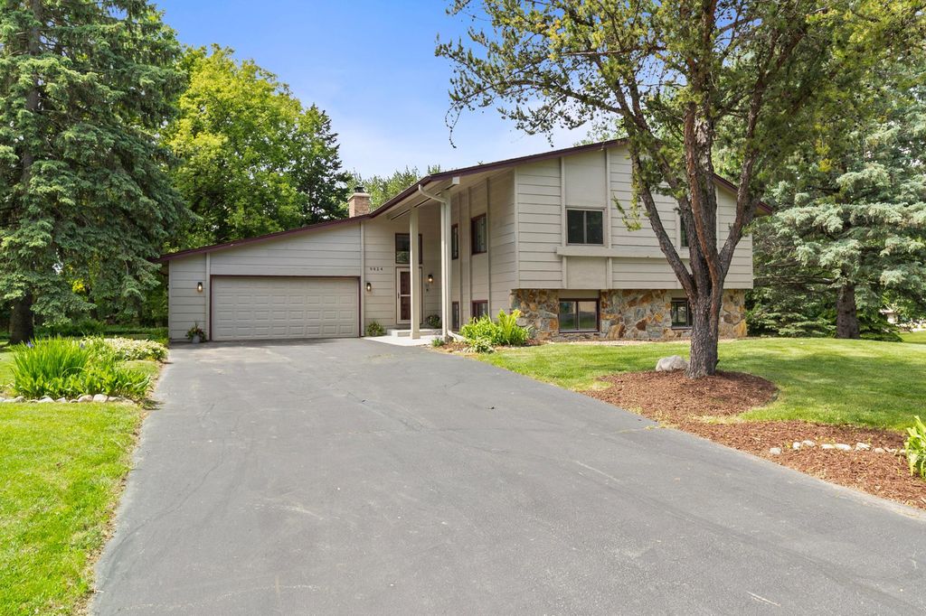 9824 Squire Lane, Eden Prairie, MN 55347