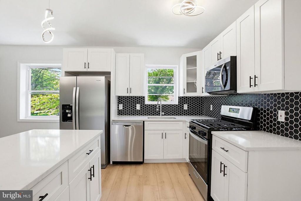 Image 11 of property listing at 4102 THE ALAMEDA, Baltimore, MD 21218