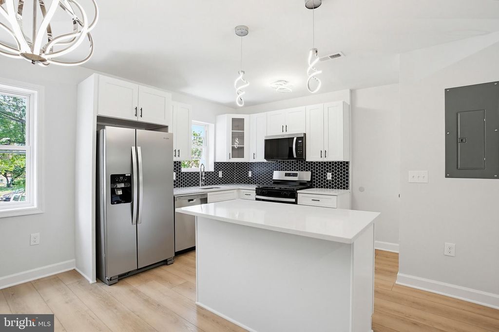 Image 13 of property listing at 4102 THE ALAMEDA, Baltimore, MD 21218